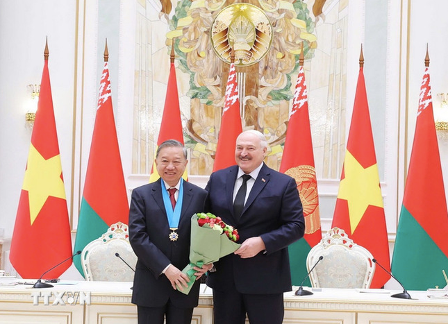 Tổng thống Belarus Aleksandr Lukashenko trao tặng Tổng Bí thư Tô Lâm Huân chương Hữu nghị các dân tộc. Ảnh: TTXVN. Tổng thống Belarus Aleksandr Lukashenko trao tặng Tổng Bí thư Tô Lâm Huân chương Hữu nghị các dân tộc. Ảnh: TTXVN.