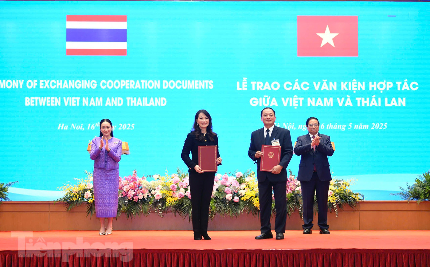 Hai Thủ tướng chứng kiến lễ trao các văn kiện hợp tác. Ảnh: Như Ý Hai Thủ tướng chứng kiến lễ trao các văn kiện hợp tác. Ảnh: Như Ý