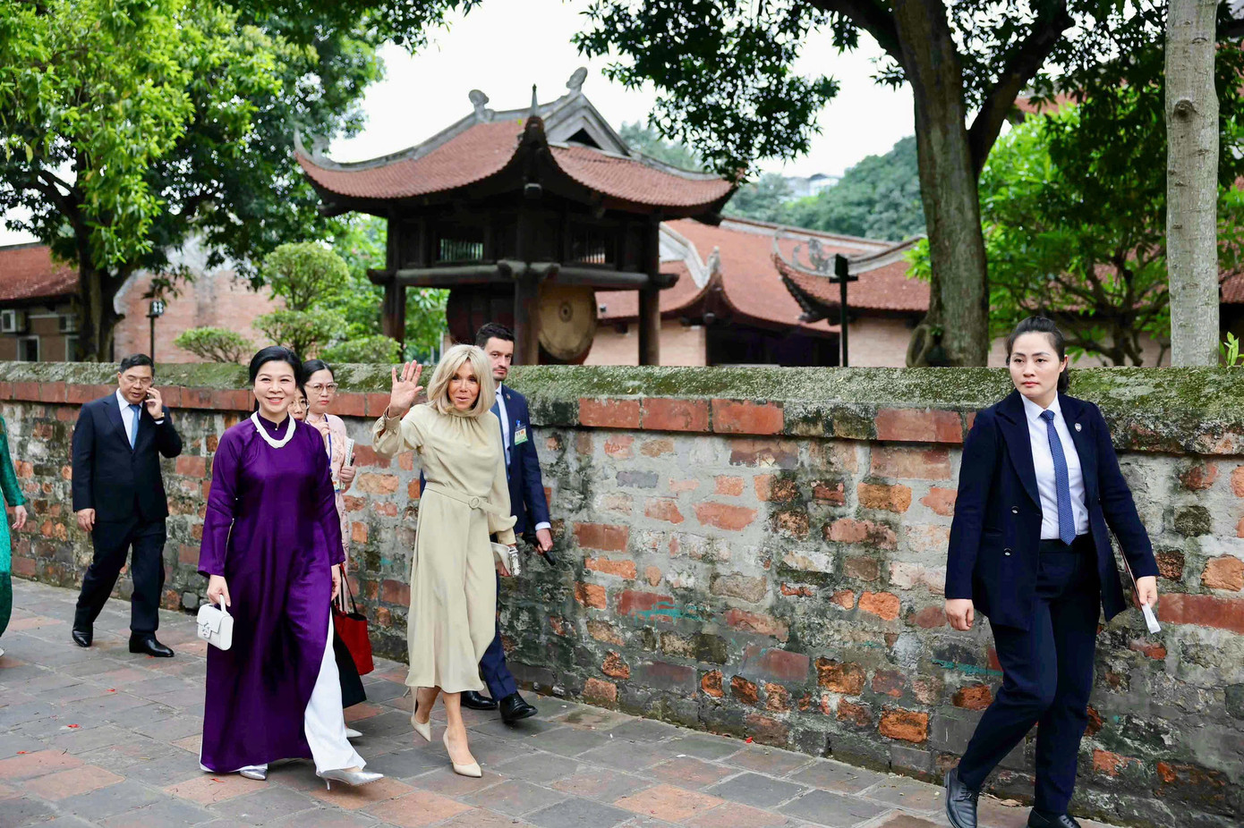 Hai Phu nhân đi dạo qua Khu di tích Văn Miếu - Quốc Tử Giám. Ảnh: Nhật Minh