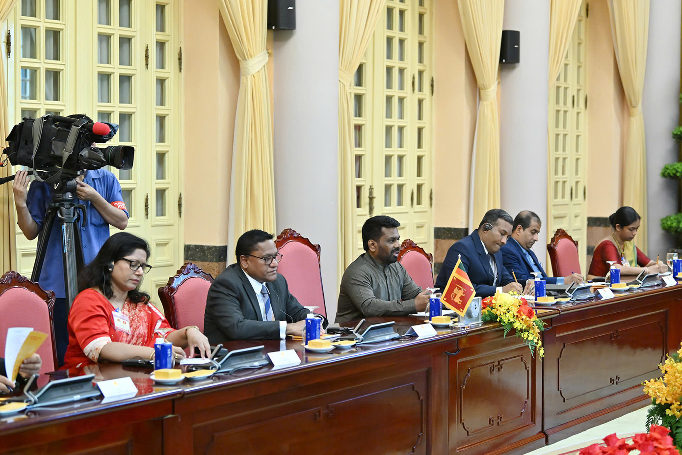 Tổng thống Anura Kumara Dissanayaka và các quan chức cấp cao Sri Lanka trong cuộc hội đàm với Chủ tịch nước Lương Cường. Ảnh: Nhật Minh