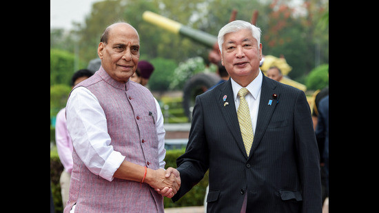 Bộ trưởng Quốc phòng Nhật Bản Gen Nakatani (phải) và người đồng cấp Ấn Độ Rajnath Singh trong cuộc gặp ngày 5/5. (Ảnh: ANI)