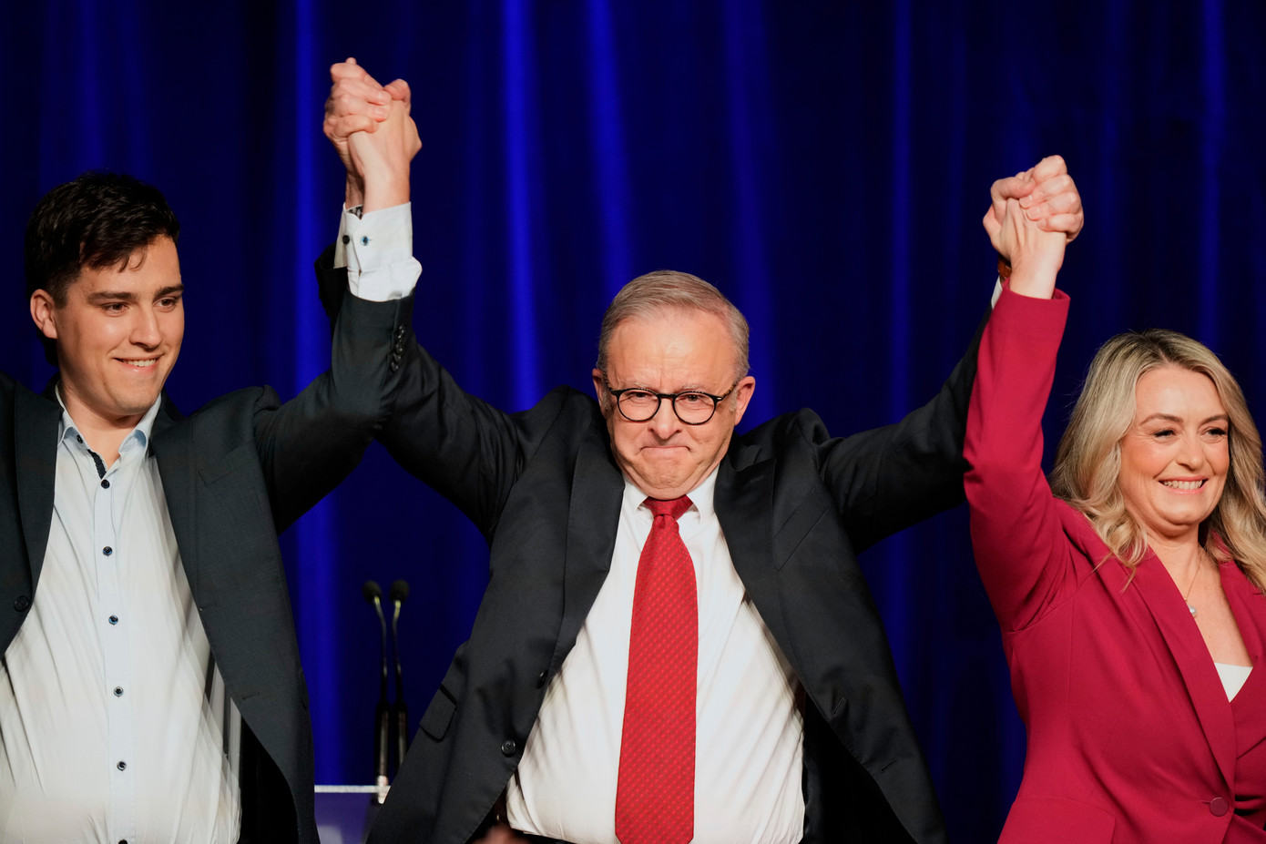 Thủ tướng Úc Anthony Albanese (giữa) mừng chiến thắng bầu cử. (Ảnh: AP)