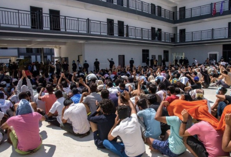 Các công dân nước ngoài được gom lại sau chiến dịch truy quét nhiều ổ lừa đảo ở Myanmar gần đây. Ảnh: Reuters Các công dân nước ngoài được gom lại sau chiến dịch truy quét nhiều ổ lừa đảo ở Myanmar gần đây. Ảnh: Reuters