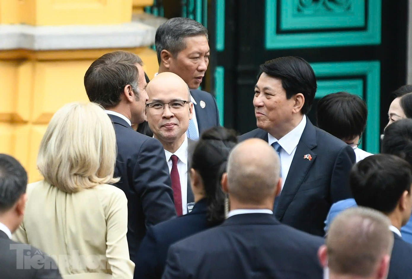 Chủ tịch nước Lương Cường cùng Phu nhân đón Tổng thống Pháp và Phu nhân. Ảnh: Như Ý