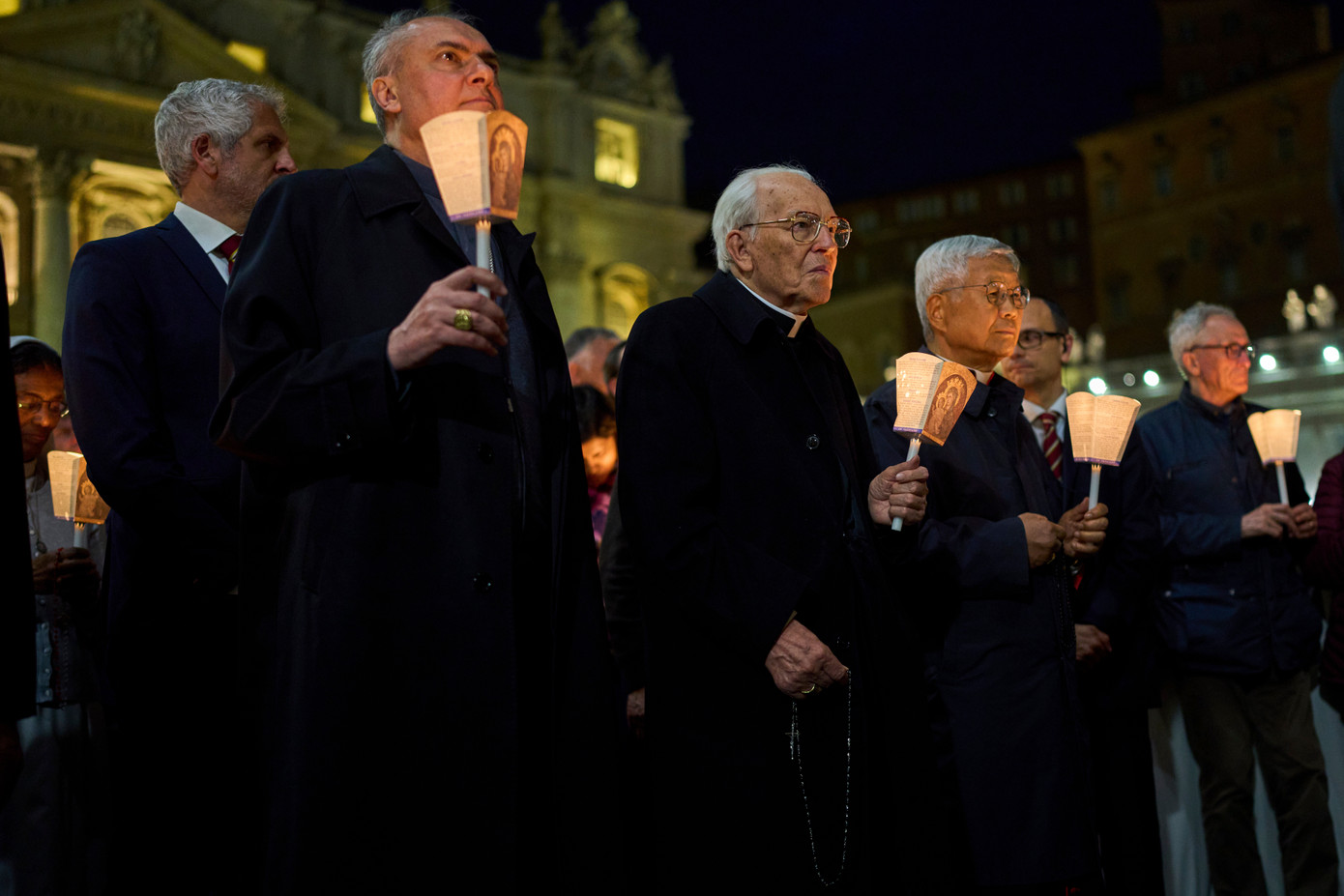 Một số hồng y tham dự buổi cầu nguyện trên Quảng trường Thánh Peter, ngày 3/5. (Ảnh: AP) Một số hồng y tham dự buổi cầu nguyện trên Quảng trường Thánh Peter, ngày 3/5. (Ảnh: AP)
