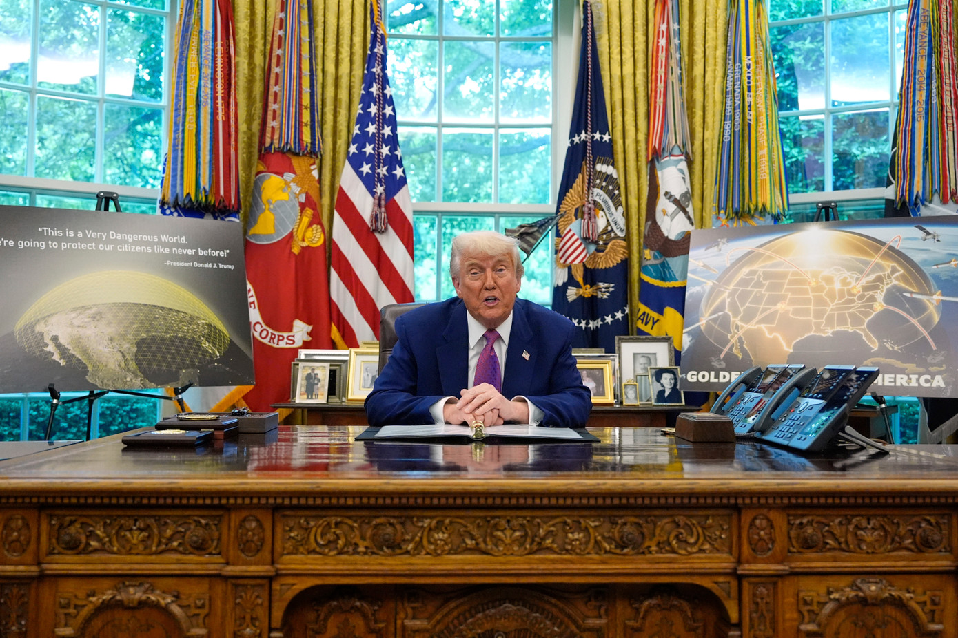 Tổng thống Mỹ Donald Trump phát biểu tại Phòng Bầu dục ngày 20/5, khi ngồi bên cạnh mô hình hệ thống Golden Dome. (Ảnh: AP)