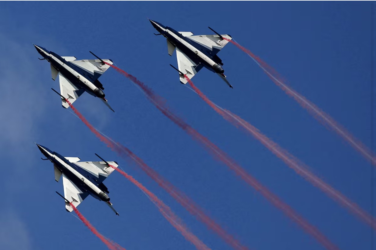 Đội hình máy bay chiến đấu J-10 của Trung Quốc. (Ảnh: Reuters)