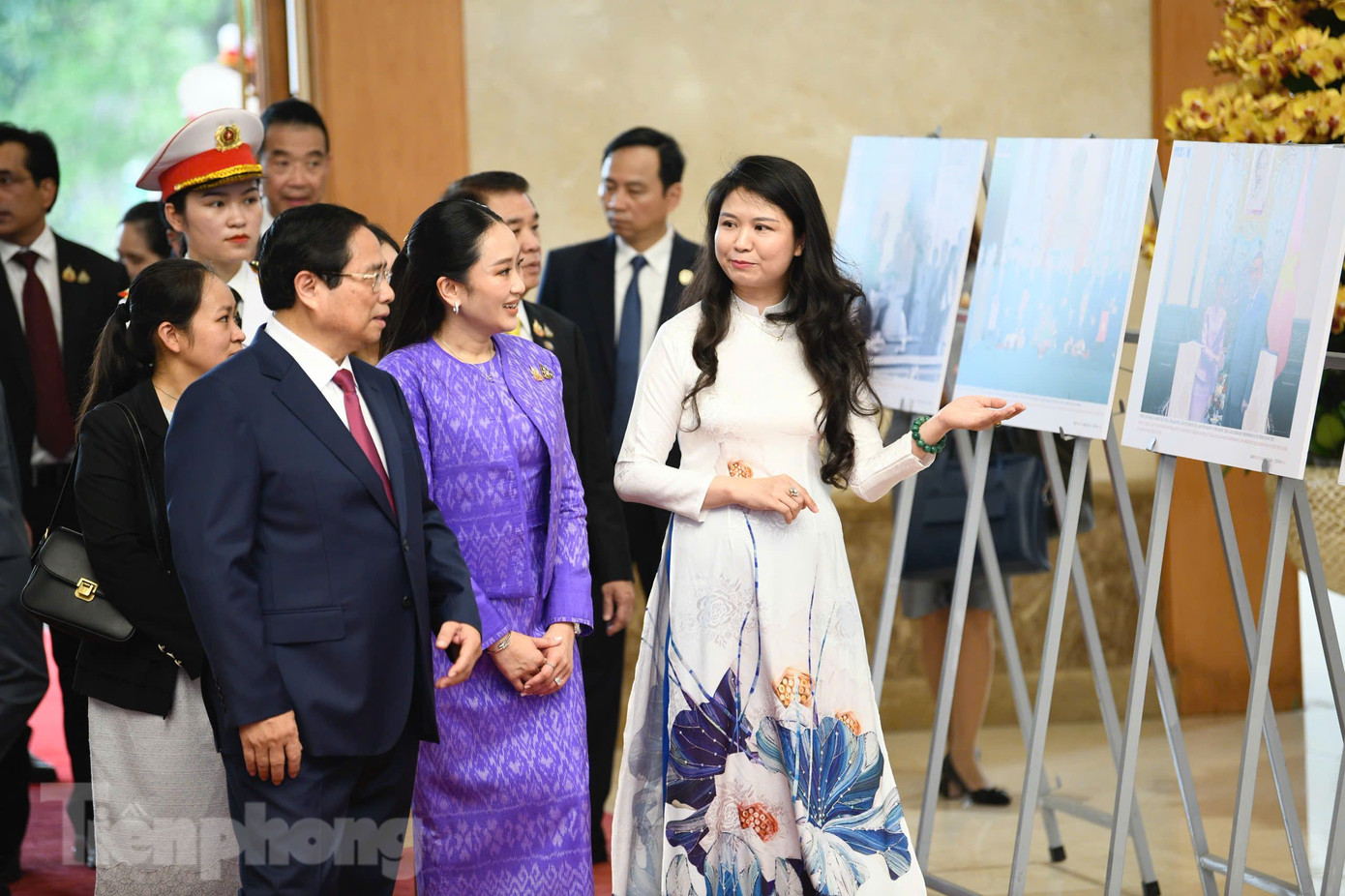 Hai Thủ tướng xem trưng bày ảnh về những sự kiện quan trọng trong quan hệ Việt Nam - Thái Lan. Ảnh: Như Ý
