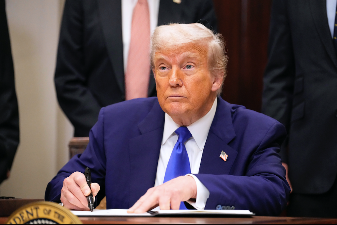 Tổng thống Mỹ Donald Trump ký sắc lệnh yêu cầu giảm giá thuốc, ngày 12/5. (Ảnh: AP)