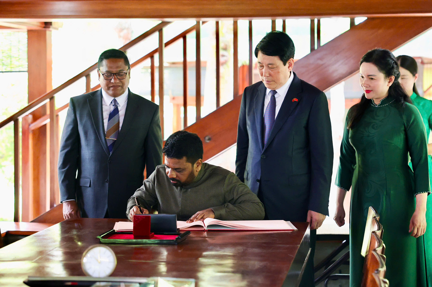 Tổng thống Sri Lanka viết sổ lưu niệm trong khu di tích. Ảnh: Nhật Minh Tổng thống Sri Lanka viết sổ lưu niệm trong khu di tích. Ảnh: Nhật Minh