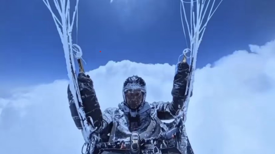 Anh Liu Ge phủ đầy sương giá khi bị cuốn lên tầm cao hơn 8.000m. (Hình ảnh từ CCTV)