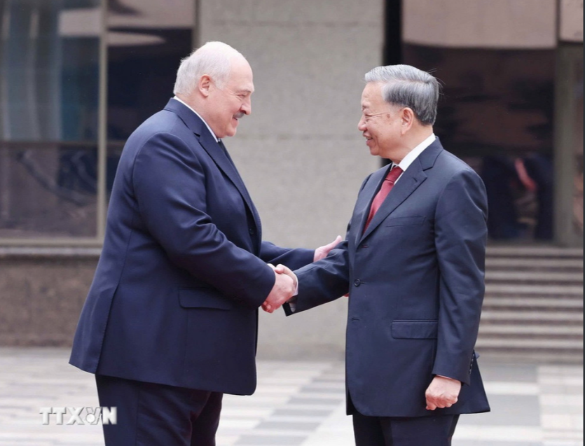 Tổng thống Belarus Aleksandr Lukashenko đón Tổng Bí thư Tô Lâm. Ảnh: TTXVN