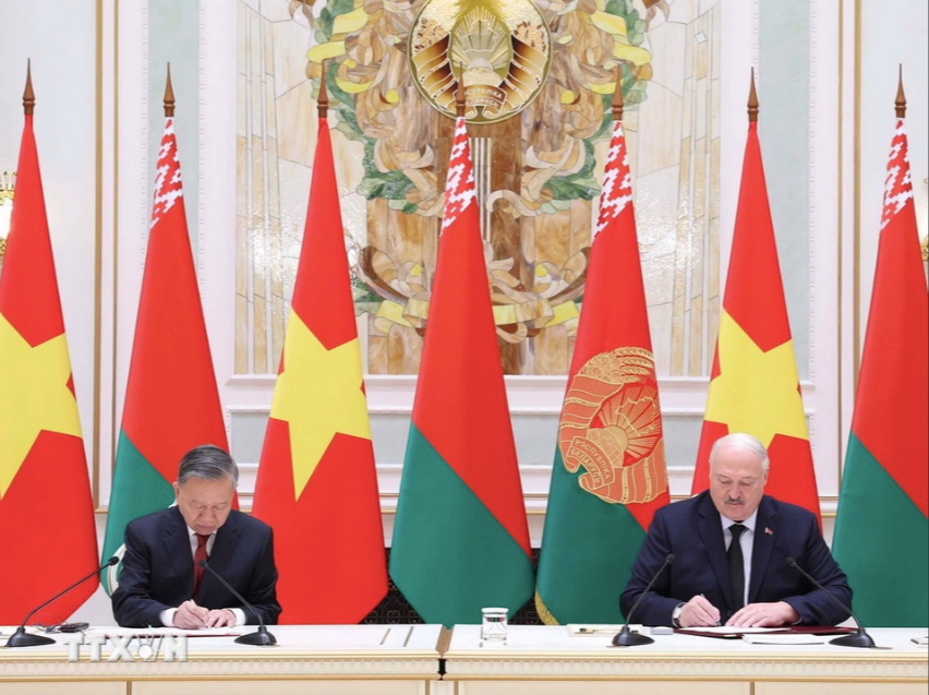 Tổng Bí thư Tô Lâm và Tổng thống Belarus Aleksandr Lukashenko ký Tuyên bố chung về việc thiết lập quan hệ Đối tác Chiến lược Việt Nam - Belarus. Ảnh: TTXVN
