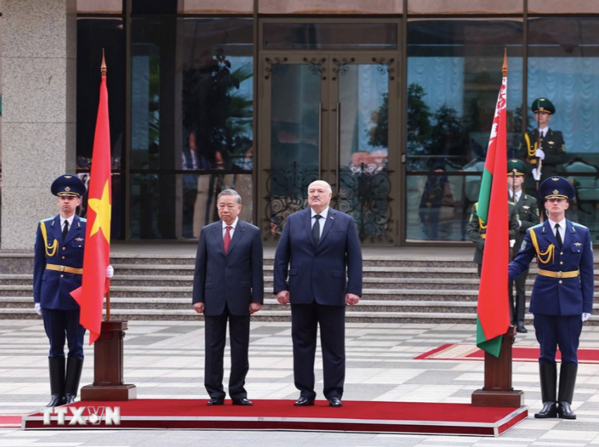Tổng Bí thư Tô Lâm và Tổng thống Belarus A. Lukashenko nghe quân nhạc cử quốc thiều hai nước trong lễ đón. Ảnh: TTXVN