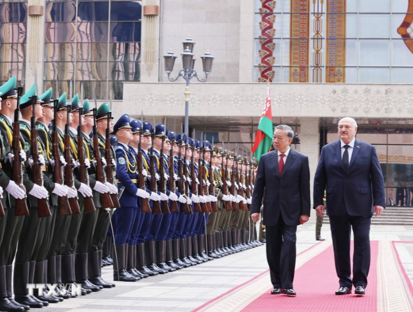 Tổng Bí thư Tô Lâm và Tổng thống Belarus A. Lukashenko duyệt đội danh dự trong lễ đón. Ảnh: TTXVN