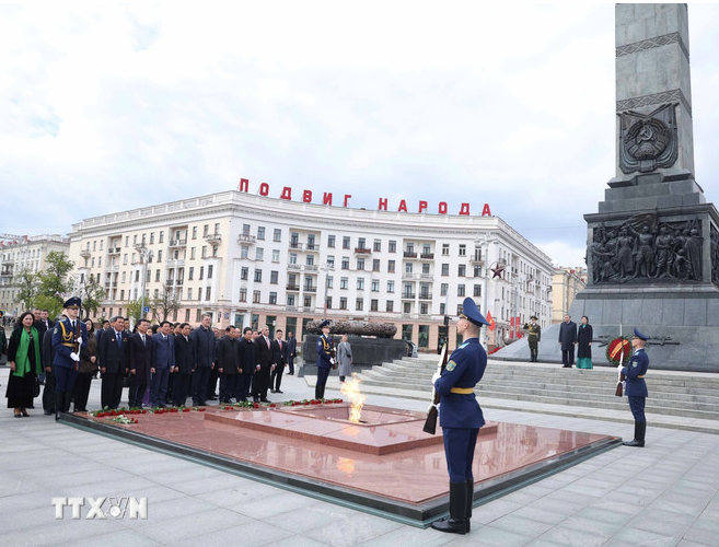 Tổng Bí thư Tô Lâm và Phu nhân cùng đoàn đại biểu cấp cao Việt Nam tại Tượng đài Chiến thắng ở Thủ đô Minsk. Ảnh: TTXVN Tổng Bí thư Tô Lâm và Phu nhân cùng đoàn đại biểu cấp cao Việt Nam tại Tượng đài Chiến thắng ở Thủ đô Minsk. Ảnh: TTXVN