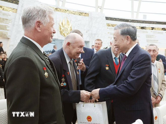 Tổng Bí thư Tô Lâm thăm hỏi, tặng quà cho cựu quân nhân Belarus đã có nhiều đóng góp cho Việt Nam. Ảnh: TTXVN Tổng Bí thư Tô Lâm thăm hỏi, tặng quà cho cựu quân nhân Belarus đã có nhiều đóng góp cho Việt Nam. Ảnh: TTXVN