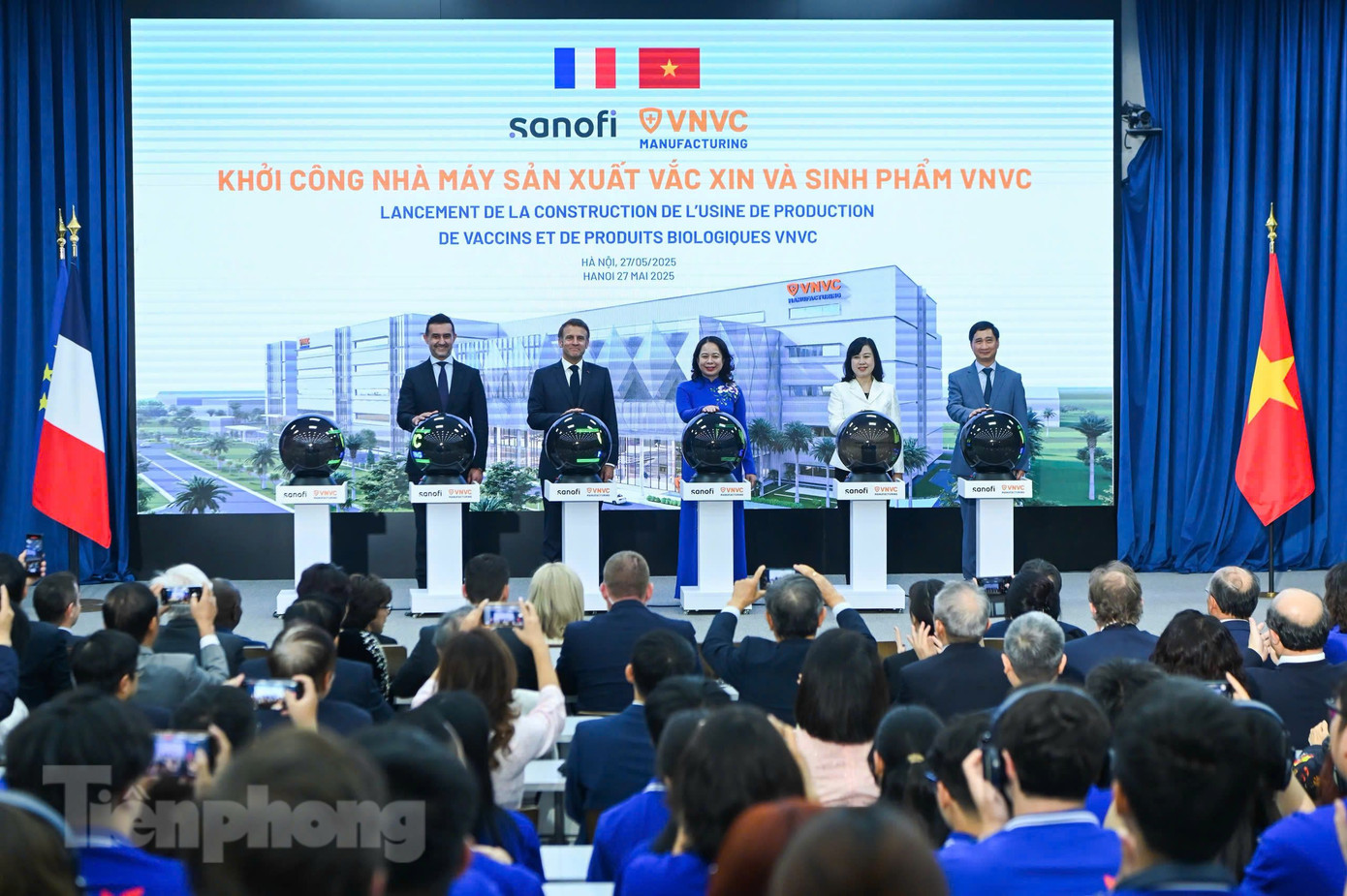 Phó Chủ tịch nước Võ Thị Ánh Xuân cùng Tổng thống Macron, Bộ trưởng Y tế Đào Hồng Lan cùng lãnh đạo Sanofi và VNVC bấm nút khởi công Nhà máy sản xuất vắc xin và sinh phẩm VNVC. Ảnh: Nhật Minh Phó Chủ tịch nước Võ Thị Ánh Xuân cùng Tổng thống Macron, Bộ trưởng Y tế Đào Hồng Lan cùng lãnh đạo Sanofi và VNVC bấm nút khởi công Nhà máy sản xuất vắc xin và sinh phẩm VNVC. Ảnh: Nhật Minh