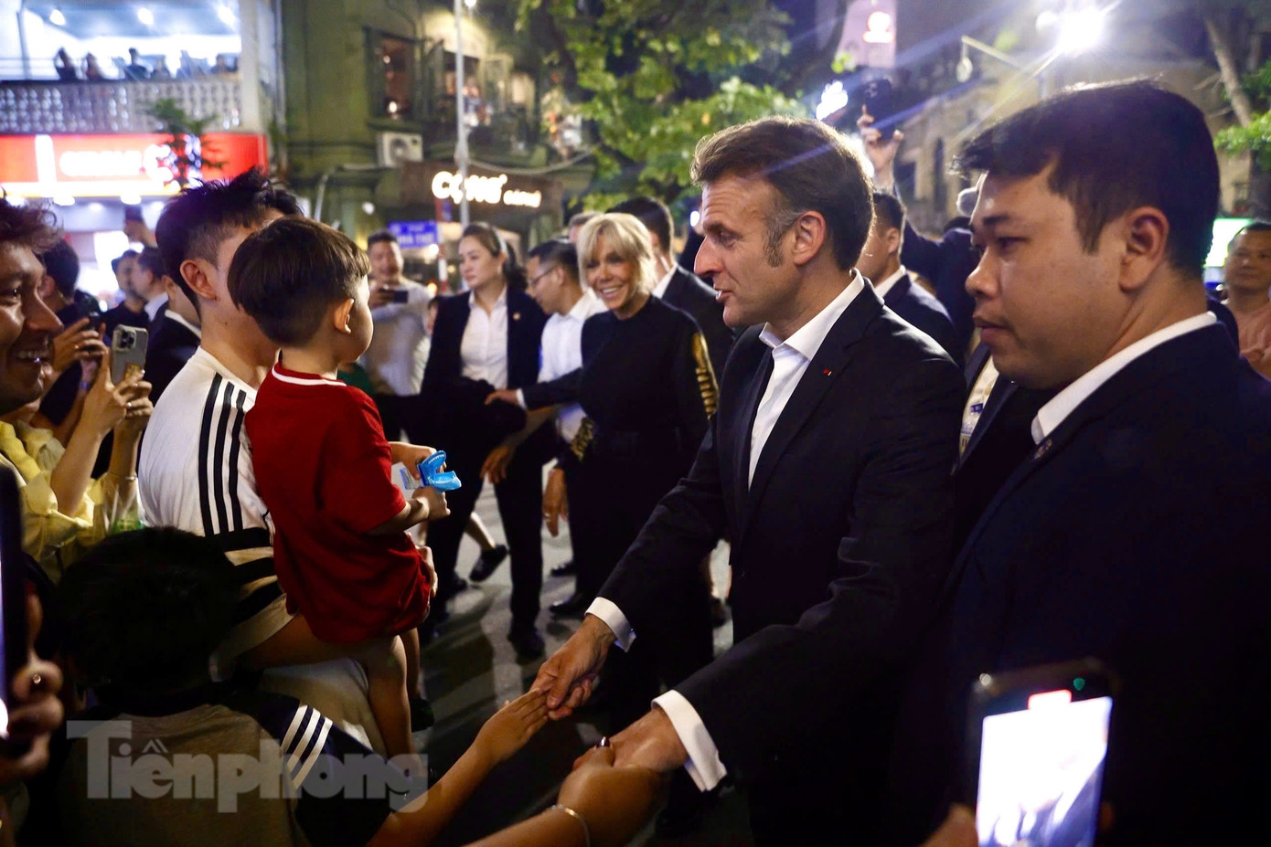 Tổng thống Emmanuel Macron và Phu nhân vẫy chào và tiếp xúc với người dân Hà Nội. Ảnh: Nhật Minh