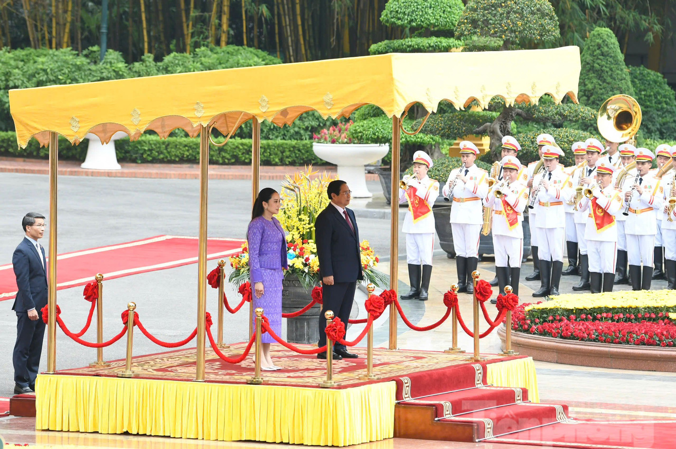 Hai Thủ tướng đứng trên bục danh dự nghe cử hành Quốc thiều hai nước. Ảnh: Như Ý