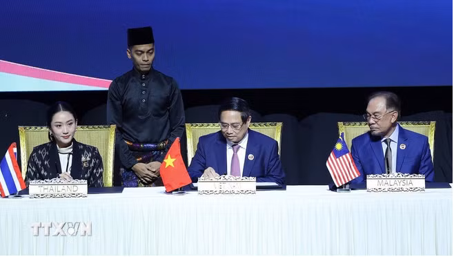 Thủ tướng Phạm Minh Chính ký Tuyên bố Kuala Lumpur. Ảnh: TTXVN