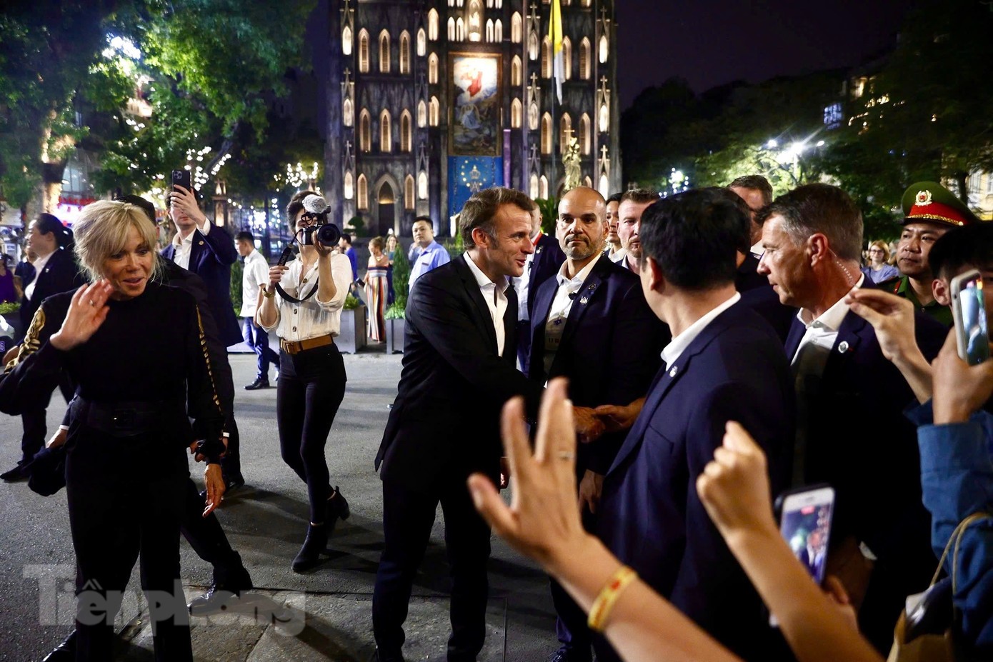 Tổng thống Emmanuel Macron và Phu nhân vẫy chào và tiếp xúc với người dân Hà Nội. Ảnh: Nhật Minh