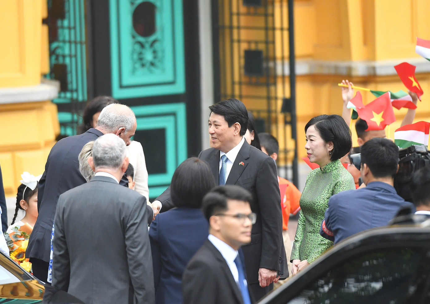 Chủ tịch nước Lương Cường cùng Phu nhân đón Tổng thống Hungary và Phu nhân. Ảnh: Nhật Minh