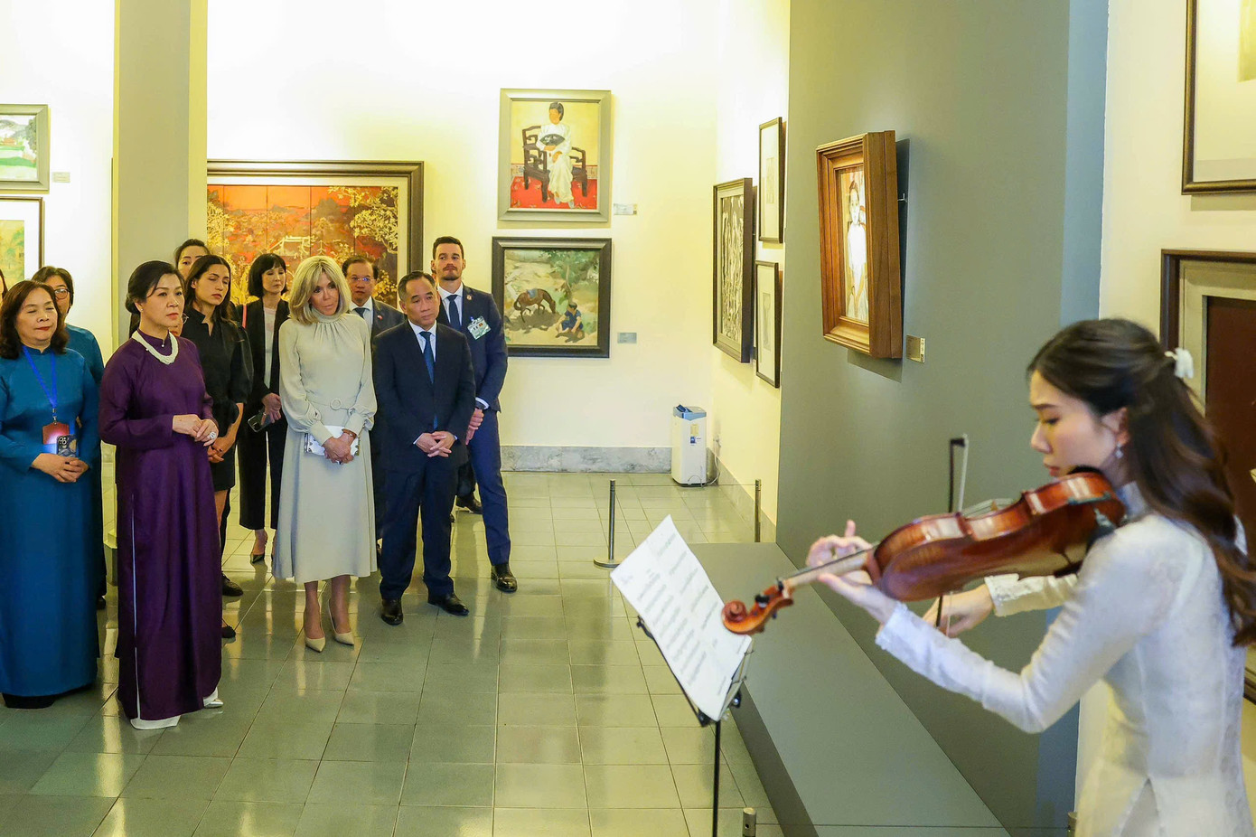 Hai Phu nhân xem biểu diễn âm nhạc trong bảo tàng. Ảnh: Nhật Minh
