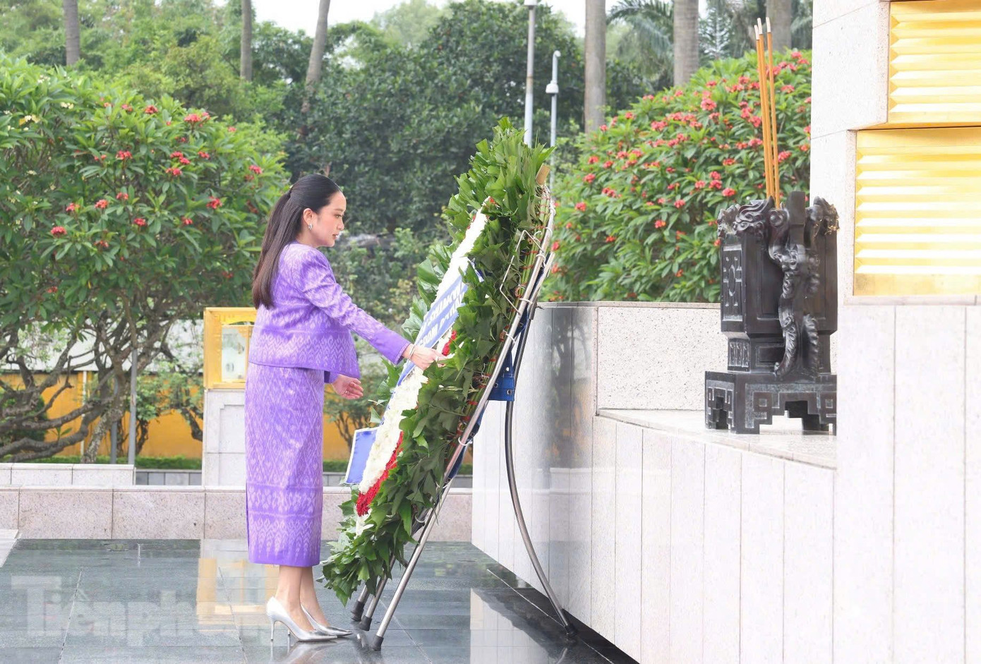 Thủ tướng Thái Lan Paetongtarn Shinawatra đặt hoa tại Đài tưởng niệm các Anh hùng liệt sĩ. Ảnh: Như Ý