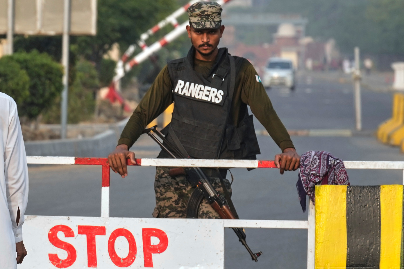 Lính Pakistan đứng gác tại một trạm kiểm soát ở Wagah, Pakistan. (Ảnh: AP) Lính Pakistan đứng gác tại một trạm kiểm soát ở Wagah, Pakistan. (Ảnh: AP)