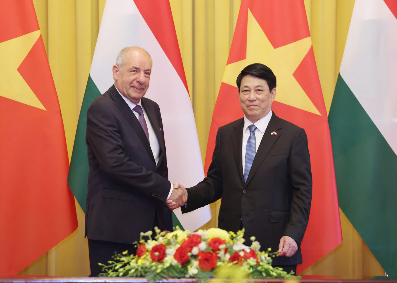 Chủ tịch nước Lương Cường và Tổng thống Hungary Sulyok Tamas chụp ảnh chung trước cuộc hội đàm. Ảnh: Nhật Minh Chủ tịch nước Lương Cường và Tổng thống Hungary Sulyok Tamas chụp ảnh chung trước cuộc hội đàm. Ảnh: Nhật Minh