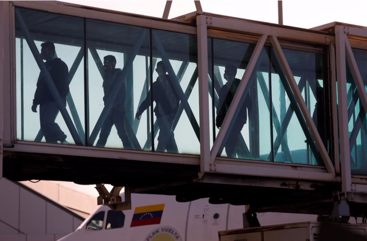 Nhóm người Venezuela bị trục xuất khỏi Mỹ ngày 3/4. (Ảnh: Reuters) Nhóm người Venezuela bị trục xuất khỏi Mỹ ngày 3/4. (Ảnh: Reuters)