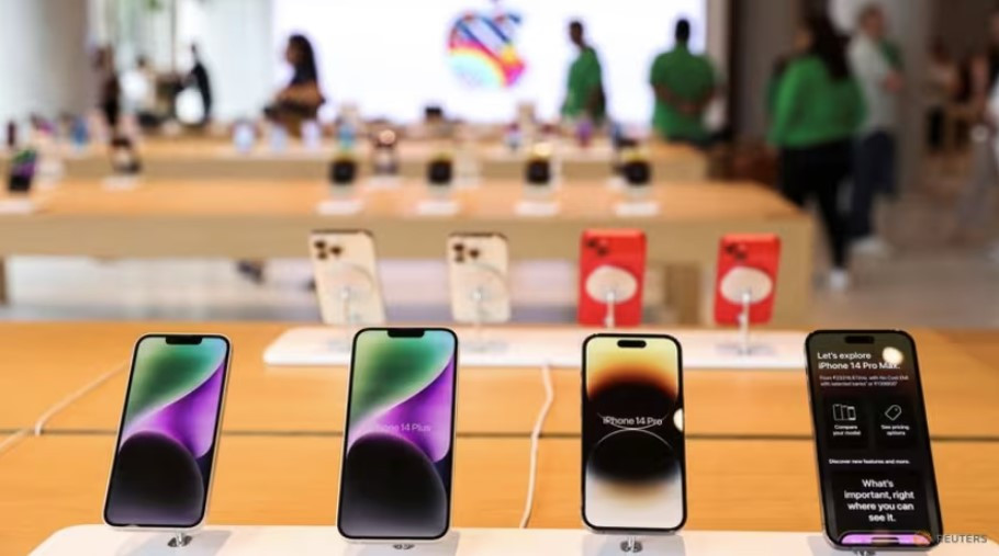 Các mẫu iPhone trong một cửa hàng bán lẻ ở Mumbai, Ấn Độ, ngày 17/4. (Ảnh: Reuters)