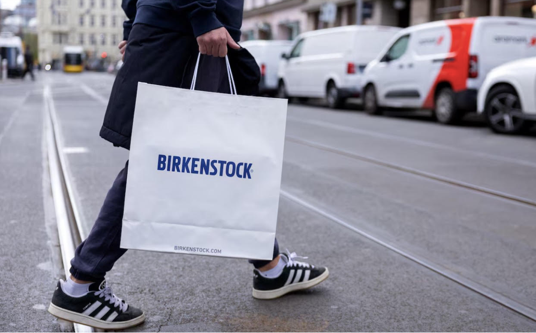 Một người xách túi của thương hiệu Birkenstock ở Berlin, Đức. (Ảnh: Reuters) Một người xách túi của thương hiệu Birkenstock ở Berlin, Đức. (Ảnh: Reuters)