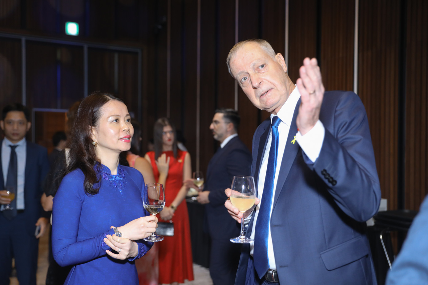 Thứ trưởng Ngoại giao Nguyễn Minh Hằng trò chuyện với Đại sứ Israel Yaron Mayer tại lễ kỷ niệm. Ảnh: Hoài Sa Thứ trưởng Ngoại giao Nguyễn Minh Hằng trò chuyện với Đại sứ Israel Yaron Mayer tại lễ kỷ niệm. Ảnh: Hoài Sa
