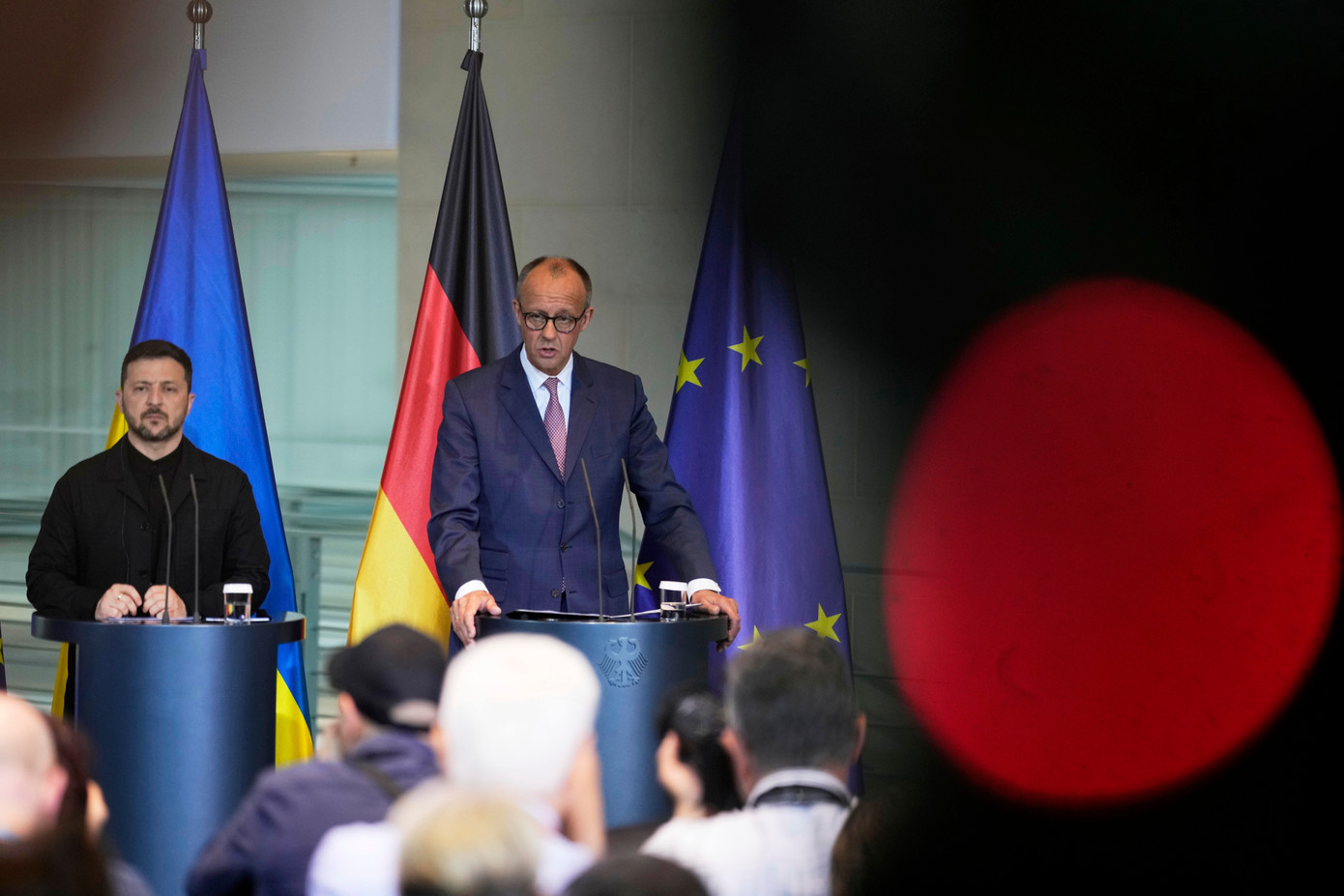 Thủ tướng Đức Friedrich Merz và Tổng thống Ukraine Volodymir Zelensky trong cuộc họp báo chung ở Berlin ngày 28/5. Ảnh: AP Thủ tướng Đức Friedrich Merz và Tổng thống Ukraine Volodymir Zelensky trong cuộc họp báo chung ở Berlin ngày 28/5. Ảnh: AP