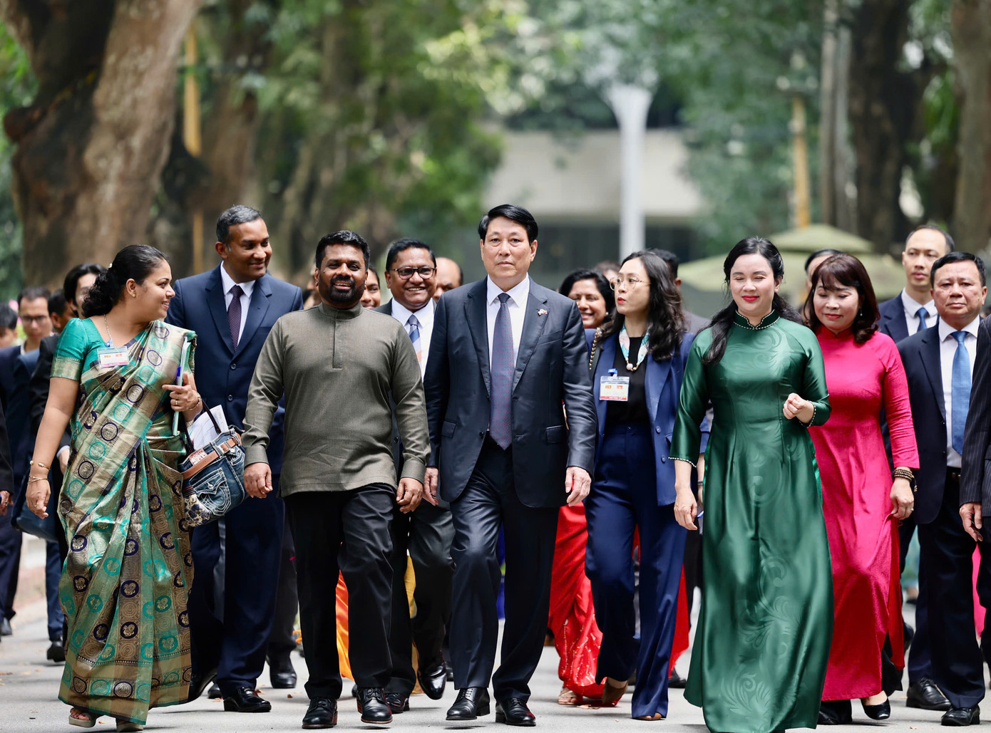 Chủ tịch nước Lương Cường và Tổng thống Sri Lanka đi dạo trong khu di tích. Ảnh: Nhật Minh Chủ tịch nước Lương Cường và Tổng thống Sri Lanka đi dạo trong khu di tích. Ảnh: Nhật Minh