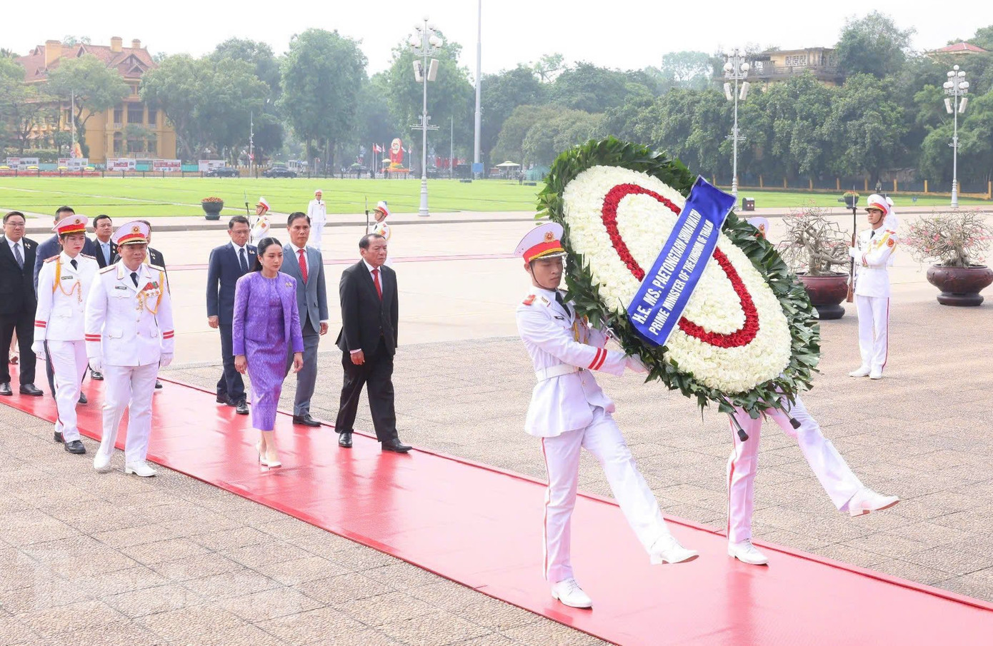 Thủ tướng Thái Lan Paetongtarn Shinawatra vào Lăng viếng Chủ tịch Hồ Chí Minh. Ảnh: Như Ý