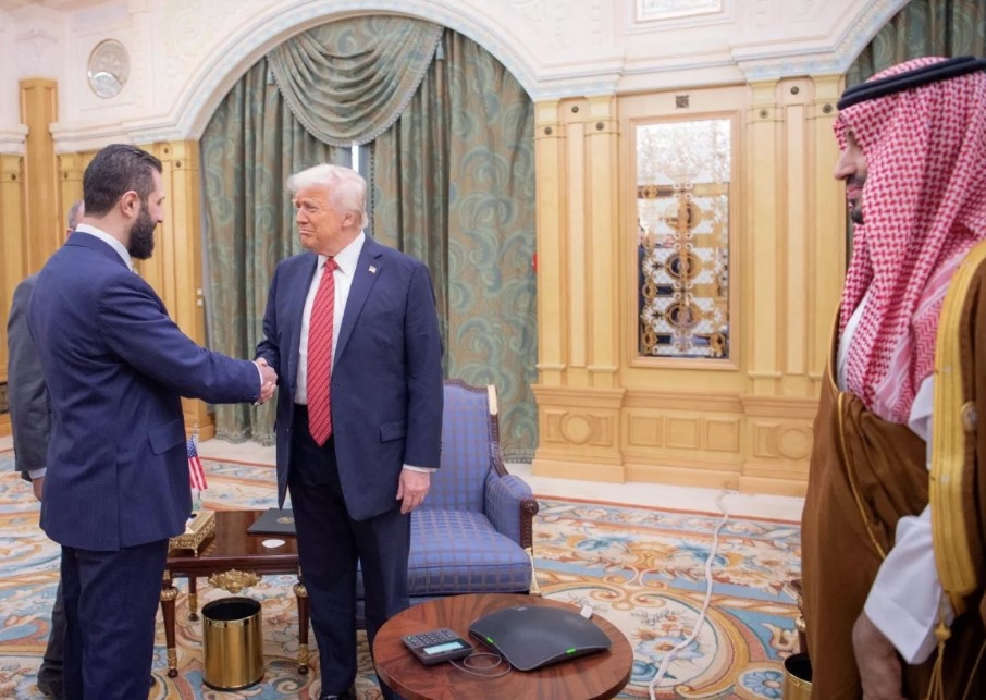 Tổng thống Mỹ Donald Trump trong cuộc gặp Tổng thống lâm thời Syria Ahmed al-Sharaa tại Ả-rập Xê-út, ngày 14/5. (Ảnh: Reuters) Tổng thống Mỹ Donald Trump trong cuộc gặp Tổng thống lâm thời Syria Ahmed al-Sharaa tại Ả-rập Xê-út, ngày 14/5. (Ảnh: Reuters)
