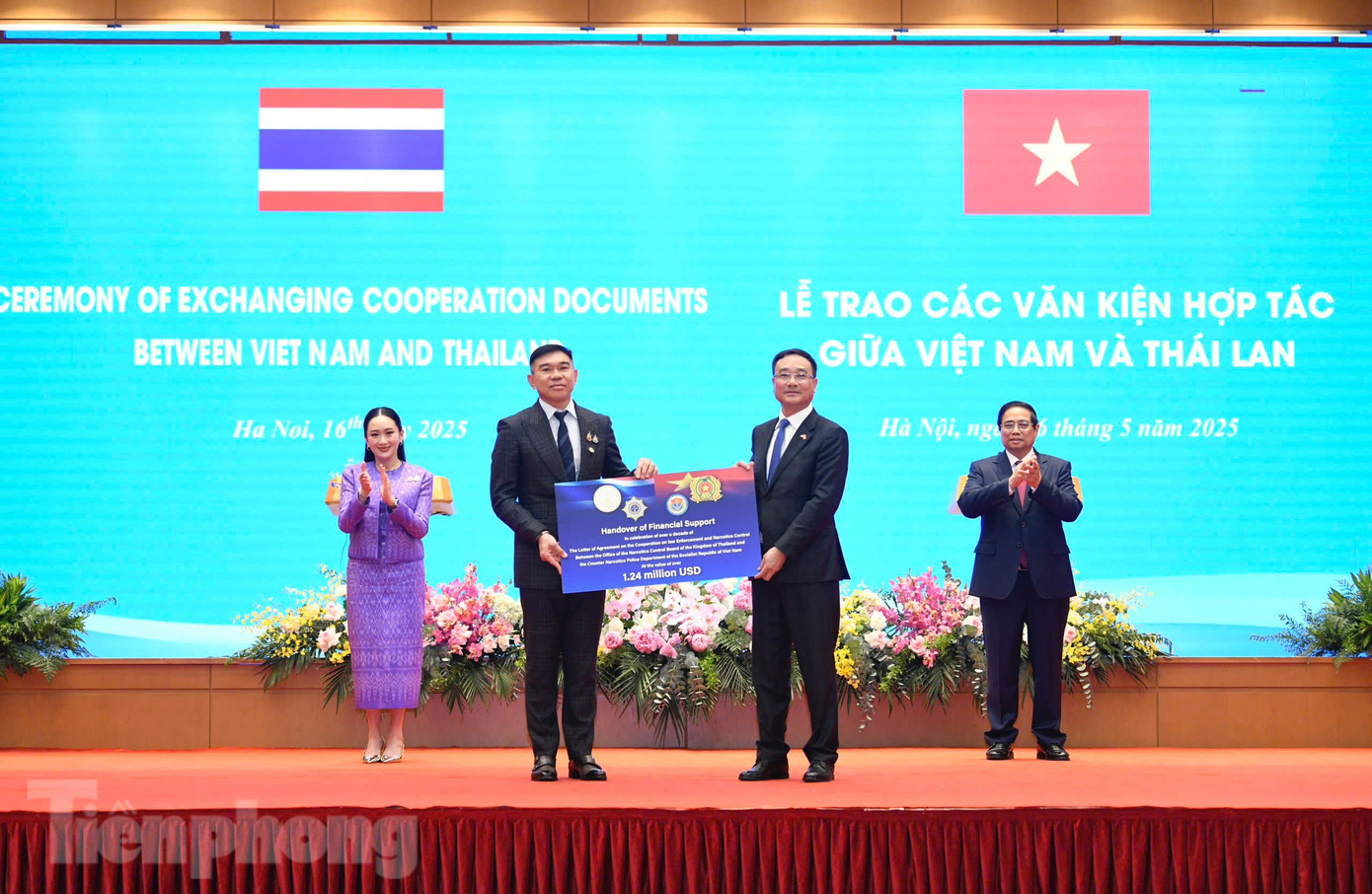 Hai Thủ tướng chứng kiến lễ trao các văn kiện hợp tác. Ảnh: Như Ý Hai Thủ tướng chứng kiến lễ trao các văn kiện hợp tác. Ảnh: Như Ý