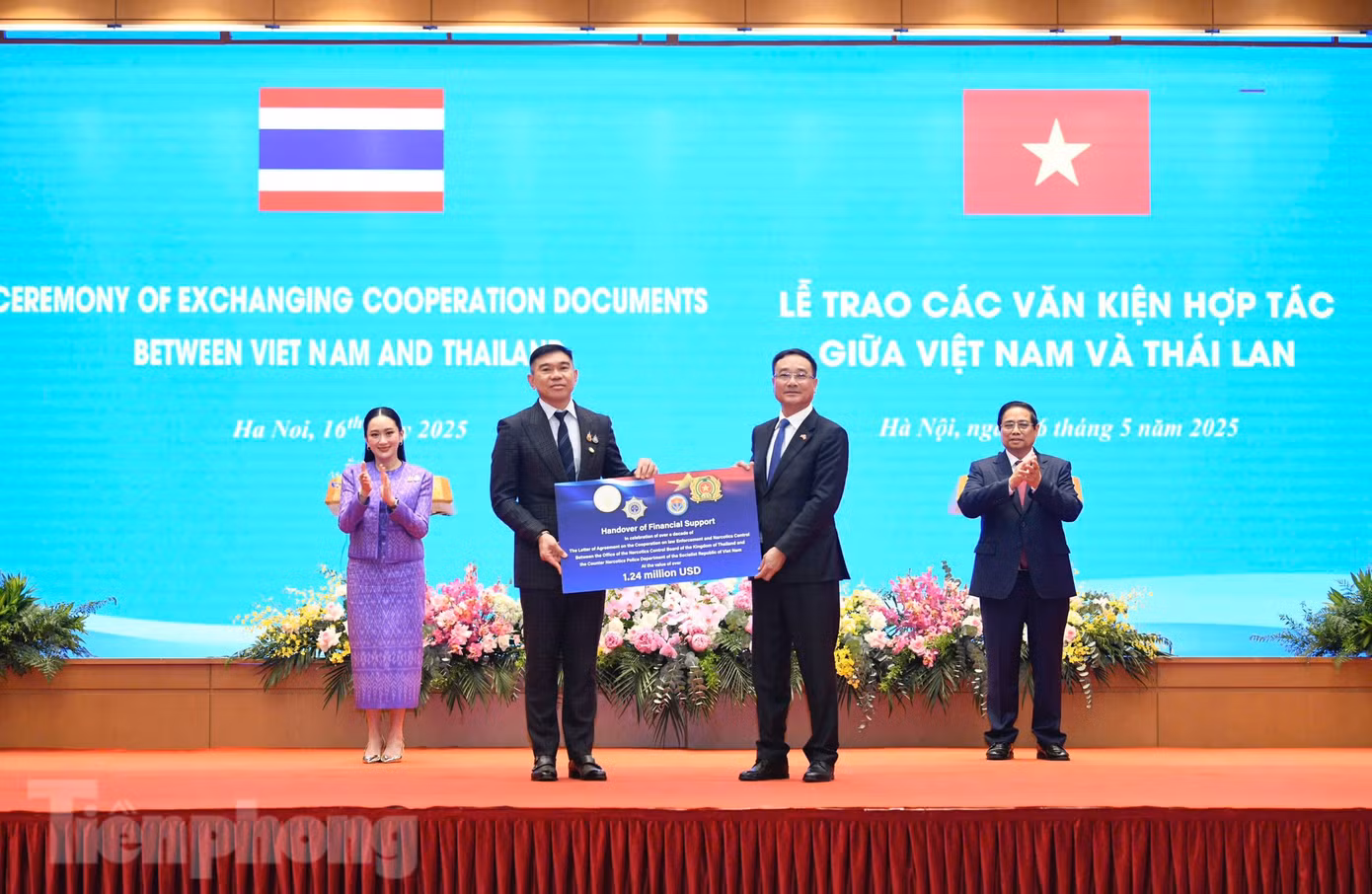 Hai Thủ tướng chứng kiến lễ trao các văn kiện hợp tác. Ảnh: Như Ý
