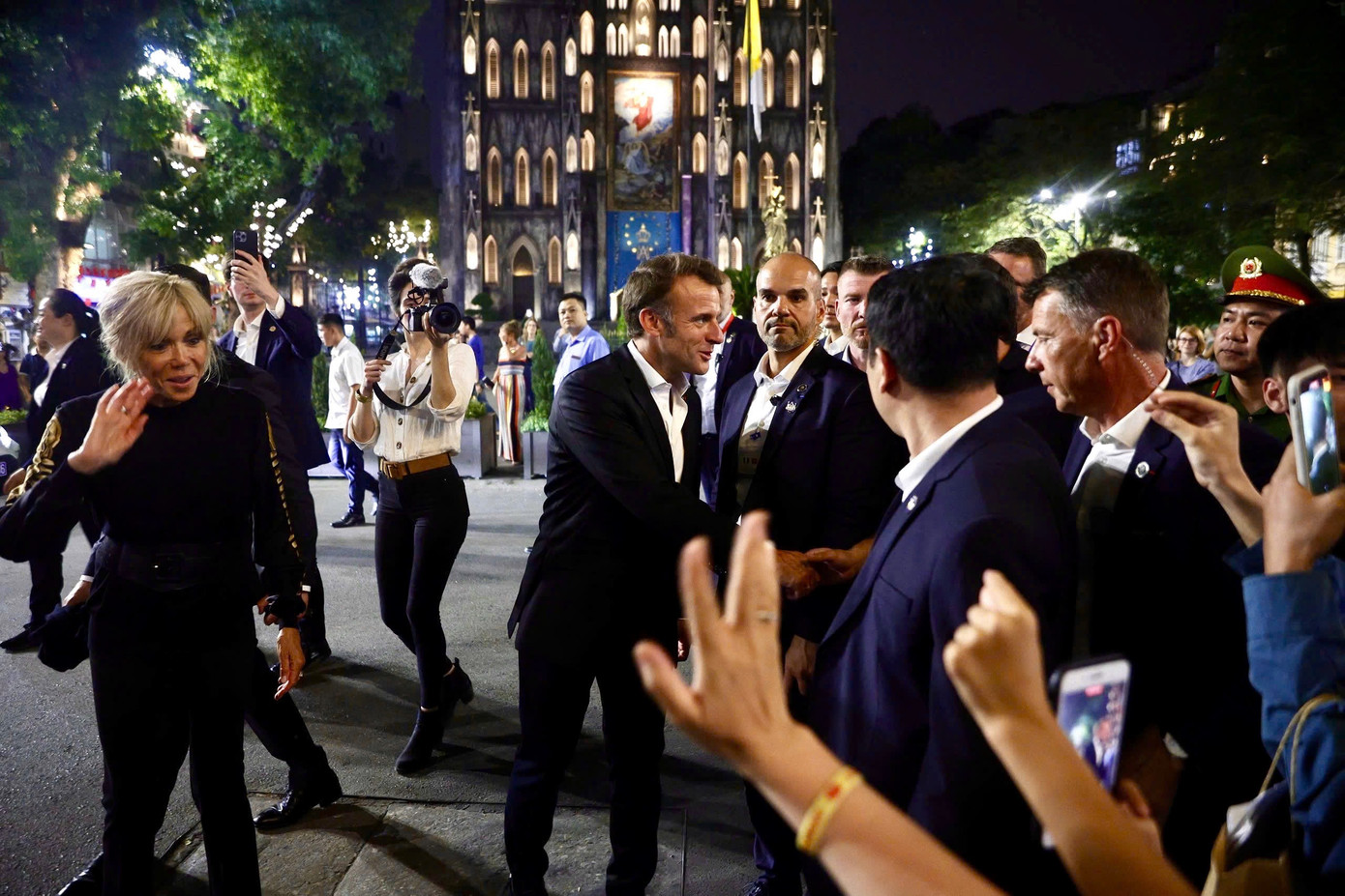 Tổng thống Macron và Phu nhân tiếp xúc với người dân trong chuyến đi dạo khu vực Nhà thờ Lớn, Hà Nội. Ảnh: Nhật Minh Tổng thống Macron và Phu nhân tiếp xúc với người dân trong chuyến đi dạo khu vực Nhà thờ Lớn, Hà Nội. Ảnh: Nhật Minh