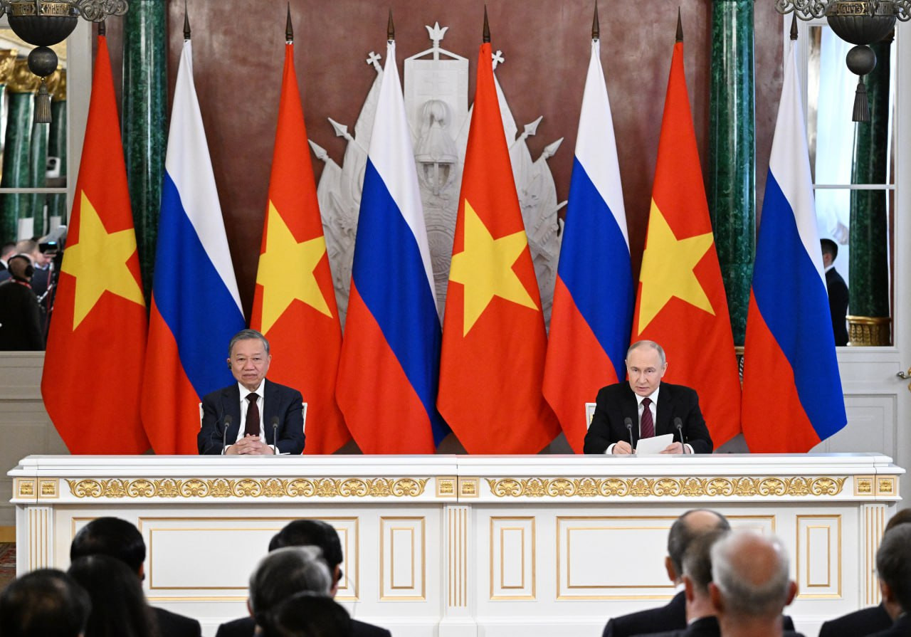 Tổng Bí thư Tô Lâm và Tổng thống Nga Putin chủ trì cuộc họp thông báo kết quả cuộc hội đàm ngày 10/5. Ảnh: Kremlin