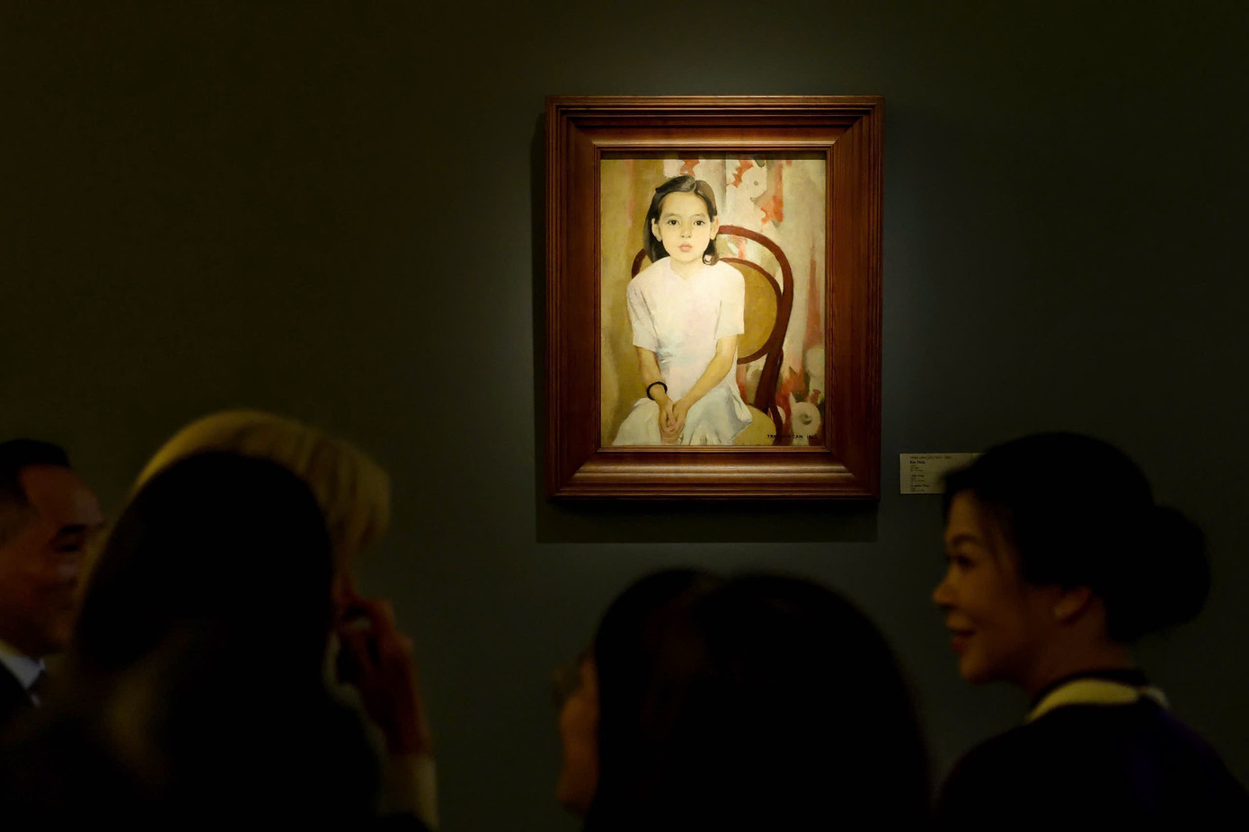 Hai Phu nhân xem tác phẩm Em Thuý của Hoạ sĩ Trần Văn Cẩn trong bảo tàng. Ảnh: Nhật Minh