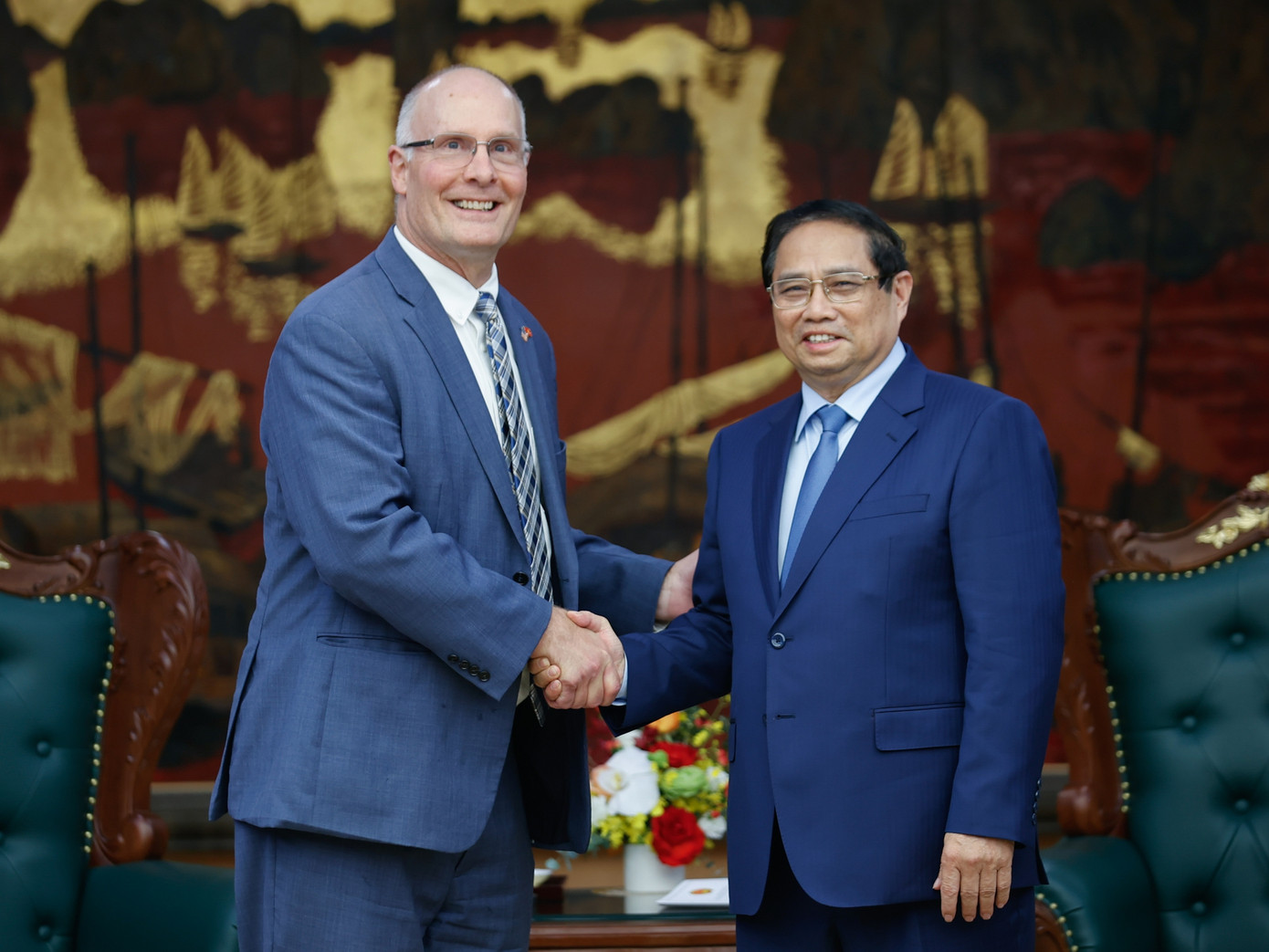 Thủ tướng Phạm Minh Chính và Hạ Nghị sĩ Mỹ John Moolenaar. Ảnh: VGP. Thủ tướng Phạm Minh Chính và Hạ Nghị sĩ Mỹ John Moolenaar. Ảnh: VGP.