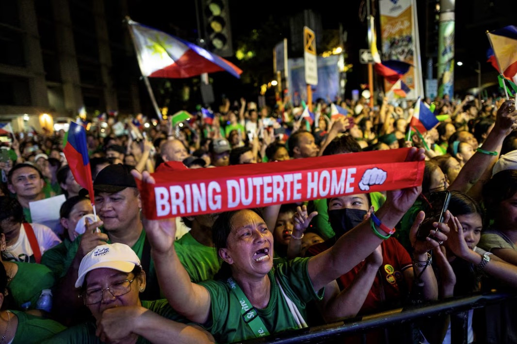 Đông đảo người biểu tình tập trung tại sự kiện chào mừng sinh nhật cựu Tổng thống Rodrigo Duterte ở Davao ngày 28/3. (Ảnh: Reuters)