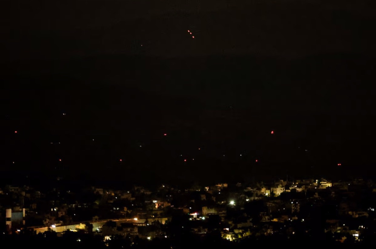 Phòng không Ấn Độ chặn các vật thể bay trong đêm 10/5. (Ảnh: Reuters) Phòng không Ấn Độ chặn các vật thể bay trong đêm 10/5. (Ảnh: Reuters)