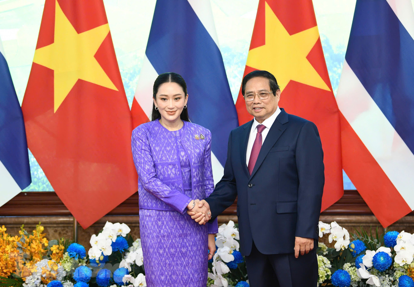 Hai Thủ tướng chụp ảnh chung trước khi chủ trì cuộc họp Nội các chung. Ảnh: Như Ý