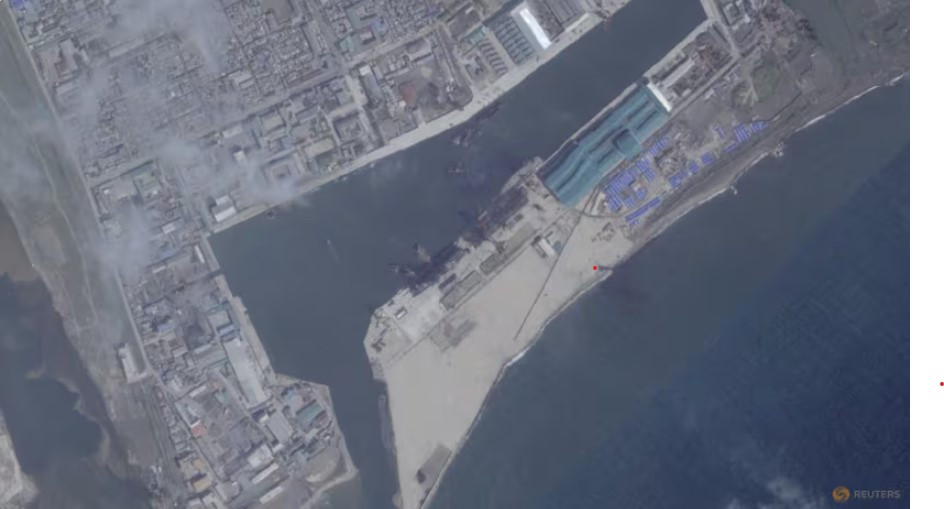 Ảnh vệ tinh chụp xưởng đóng tàu của Triều Tiên trước khi xảy ra sự cố trong lễ hạ thủy tàu khu trục. Ảnh: Reuters