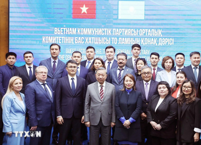 Tổng Bí thư Tô Lâm chụp ảnh cùng lãnh đạo, giảng viên, học viên Học viện Hành chính Công trực thuộc Tổng thống Kazakhstan. Ảnh: TTXVN.